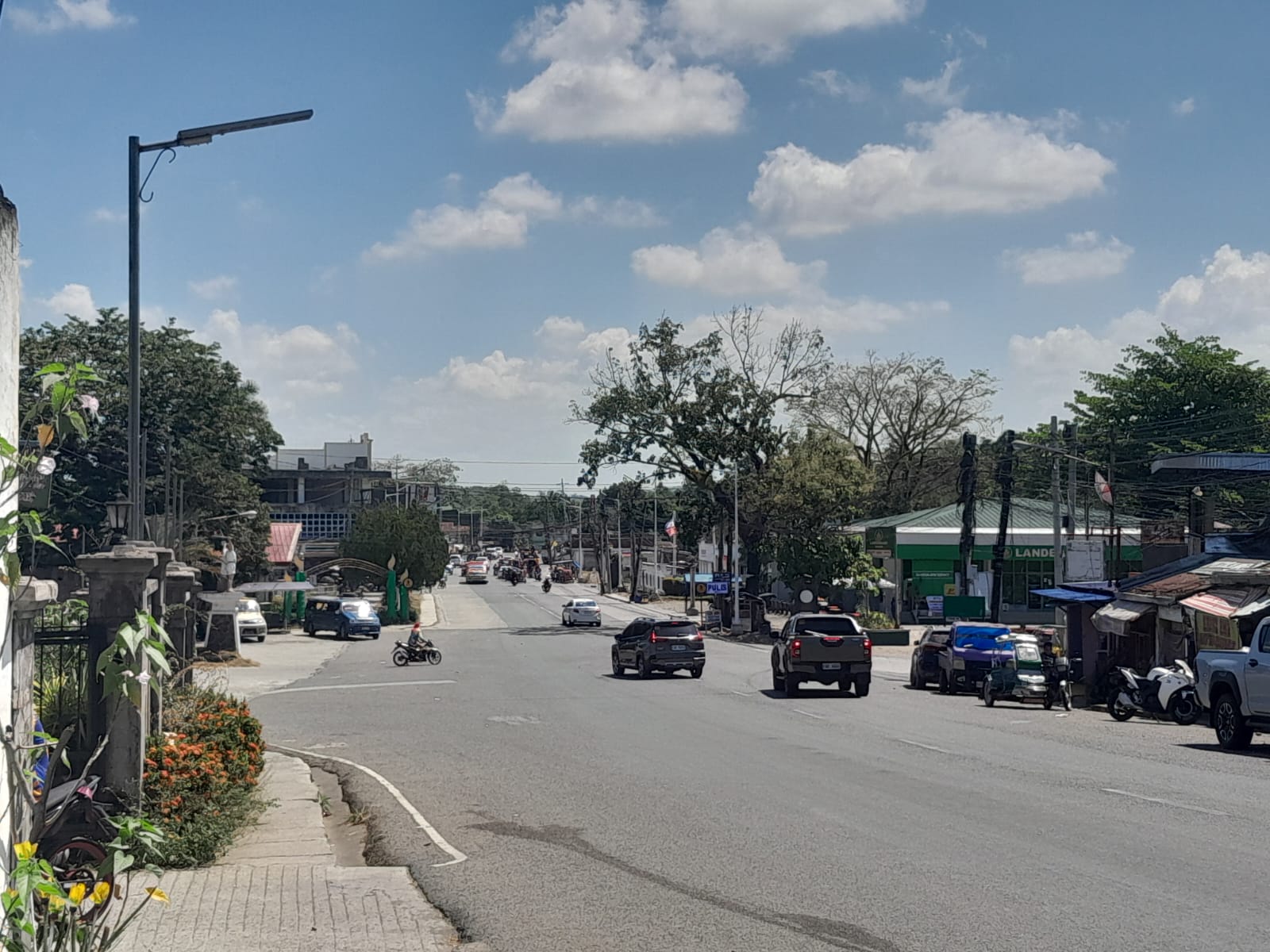 The highway leading to Janiuay proper. The left of the image is where you'll find Janiuay Church which sits atop a hill.