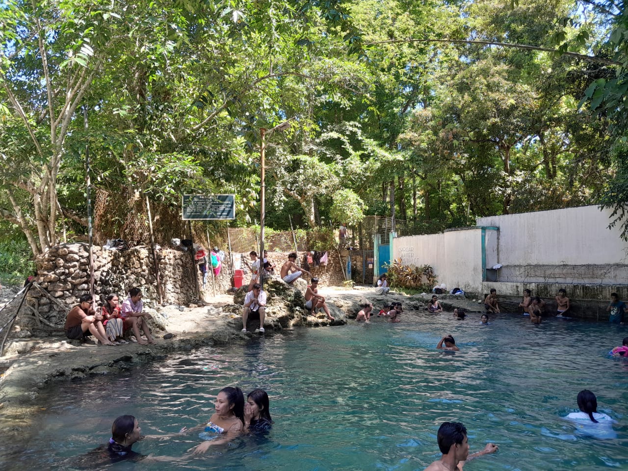 The spring is fairly small: not more than 100 meters in width and length. Still, plenty of people enjoyed swimming. There was even a foreigner who swam along at the time.