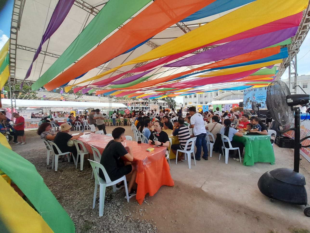 The Mango-Eat-All-You-Can was held in a large canopy-like tent with tables for participants. You were only given 30 minutes to eat as many mangoes as you like. They were large so don't expect the typical person to eat as much as 6 mangoes.